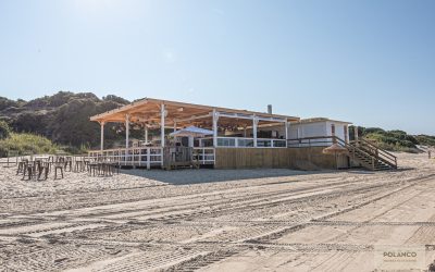 Construcción en madera en un paraiso, chiringuitos